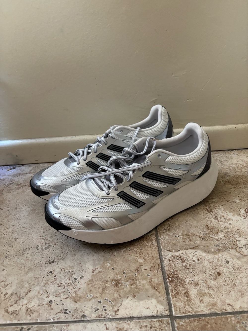 adidas Adizero Aruku Mens Grey Silver Sneakers Shoes JS3714 Size 9.5-12